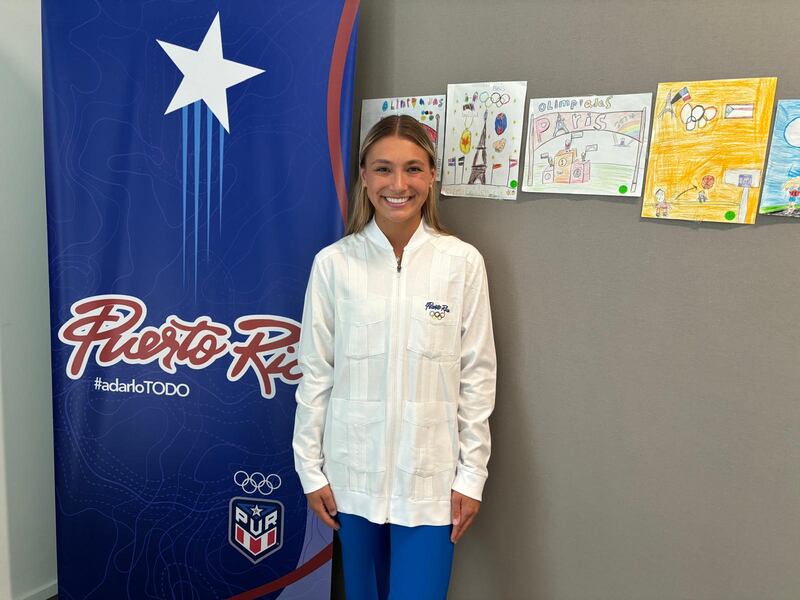 La atleta de clavados Maycey Vieta modela la guayabera que llevarán los atletas en el desfile de inauguración.