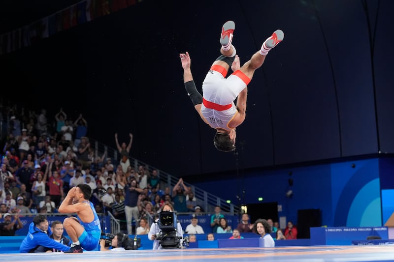 El puertorriqueño Sebastián Rivera celebra después de derrotar a Tumur Ochir Tulga de Mongolia en su combate por la medalla de bronce en la categoría libre masculina de 65 kg en la Arena Champ-de-Mars, durante los Juegos Olímpicos de Verano de 2024, el domingo 11 de agosto de 2024, en París, Francia. (Foto AP/Eugene Hoshiko)