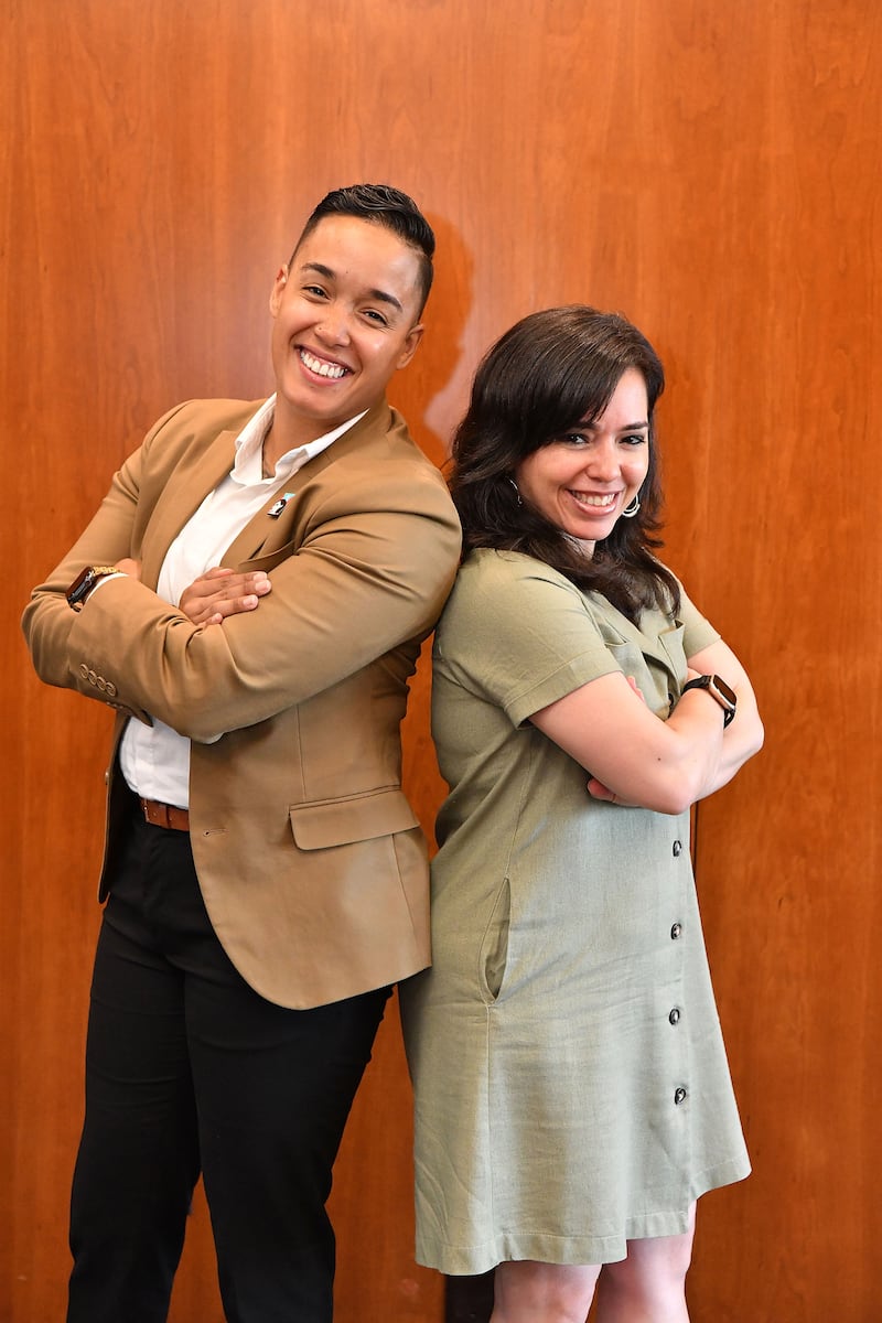 Las puertorriqueñas Jessie Fuentes y Cristina Pacione Zayas trabajan desde sus puestos electivos en Chicago contra el desplazamiento de las comunidades.
Foto por Gerardo Mora | Centro de Periodismo Investigativo