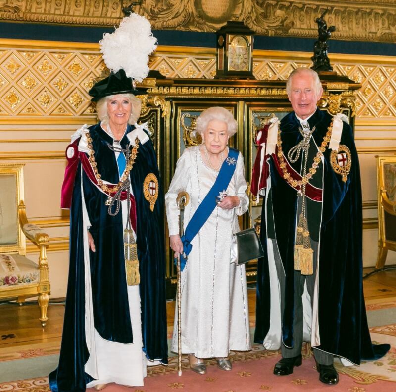 Reina Isabell II junto a Carlos III y Camila de Cornualles