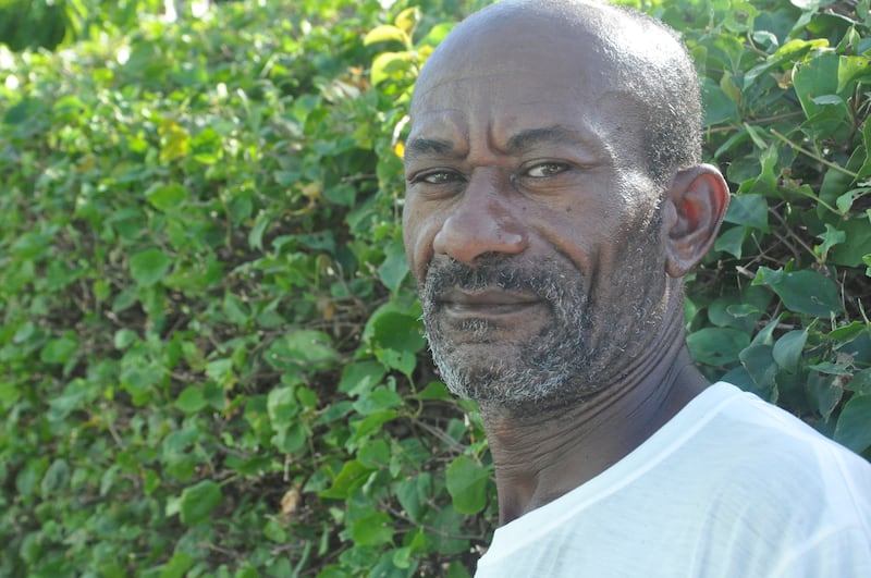 Ezekiel Bobb, quien vive cerca de la playa en Handsome Bay, Virgen Gorda, ha sufrido el olor del sargazo en descomposición en los últimos años. Ha tratado de hacer su parte usándolo como fertilizante en su jardín, pero no puede hacer mucha mella en las enormes cantidades que llegan a la orilla.