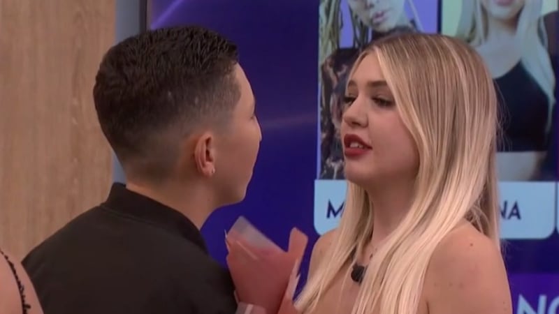 El cantante Cris Valencia entró bajo la modalidad de congelados a darle unas emotivas palabras a su pareja sentimental.