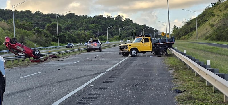 Investigan accidente de auto de carácter grave en Fajardo.