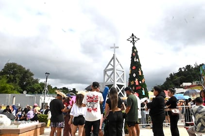 Fanáticos de Bad Bunny hacen fila en Naranjito