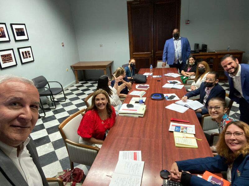 Ejecutivos de AARP y Cruz Roja Americana reunión con funcionarios del Gobierno.