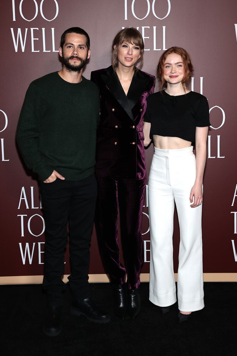 Dylan O'Brien, Taylor Swift y Sadie Sink. / Foto: Dimitrios Kambouris/Getty Images.