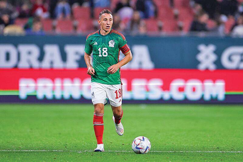 Andrés Guardado corre con el balón.