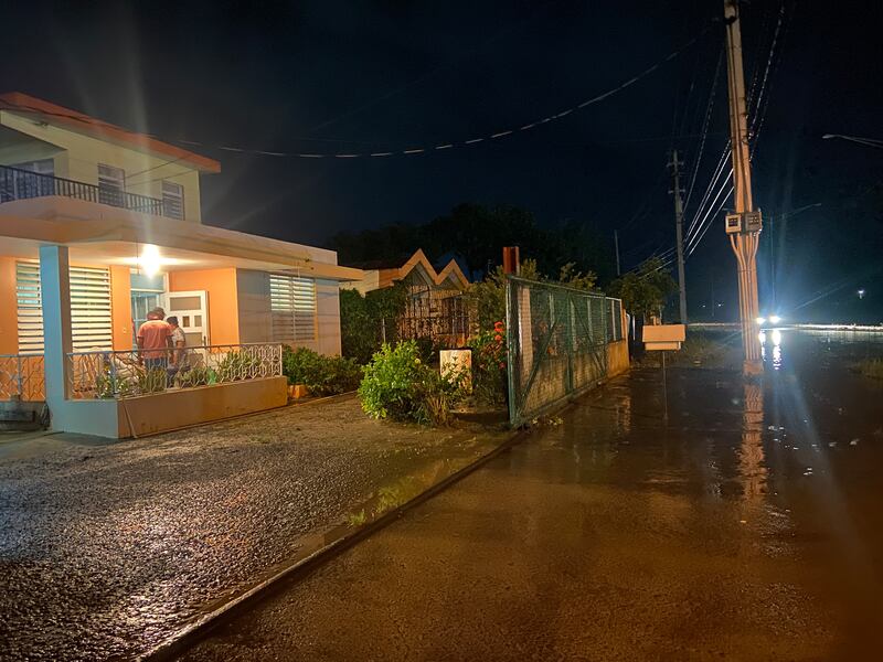 El sábado, 25 de mayo, la vivienda de la Familia Ramírez Carrero volvió a inundarse luego de que aumentaran los niveles de agua en la carretera PR-64.