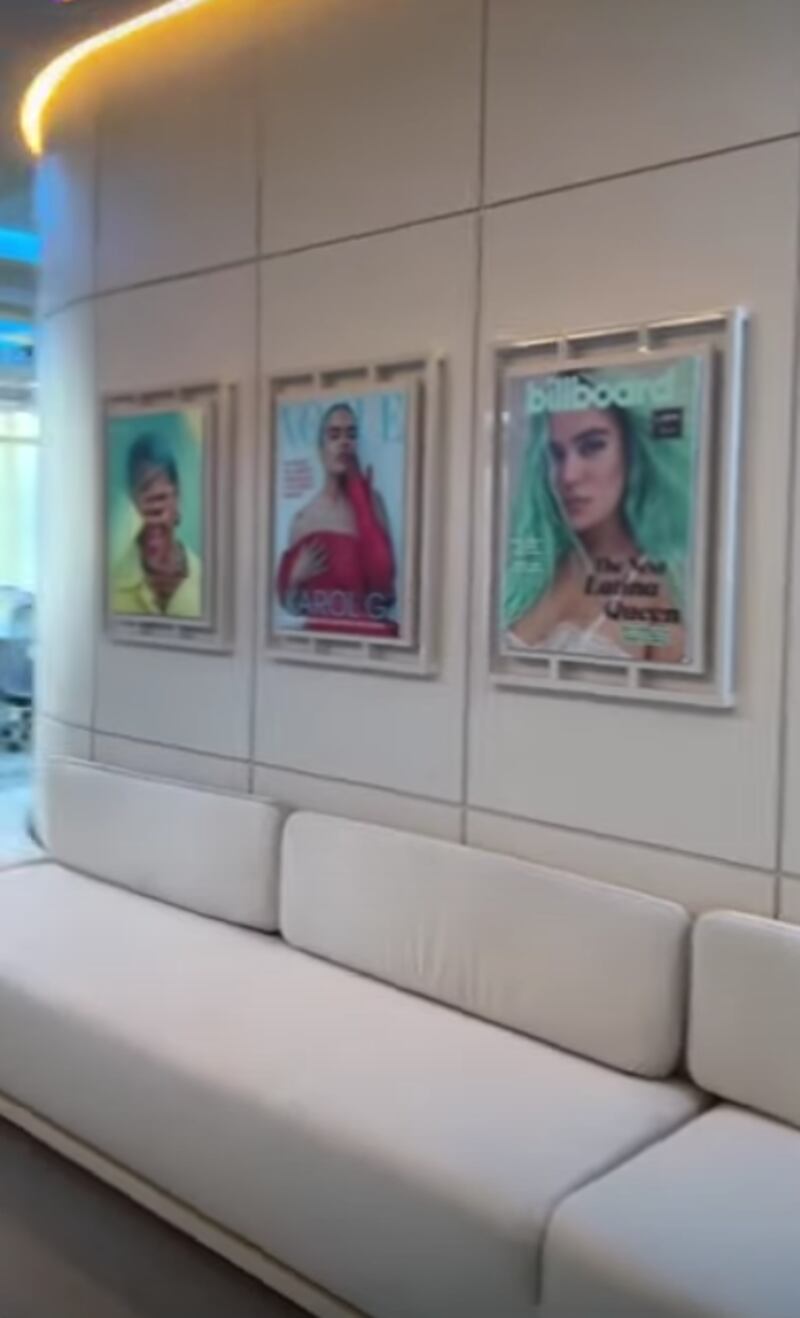 Tiene como decoración las portadas que ha protagonizado, las paredes son en color blanco