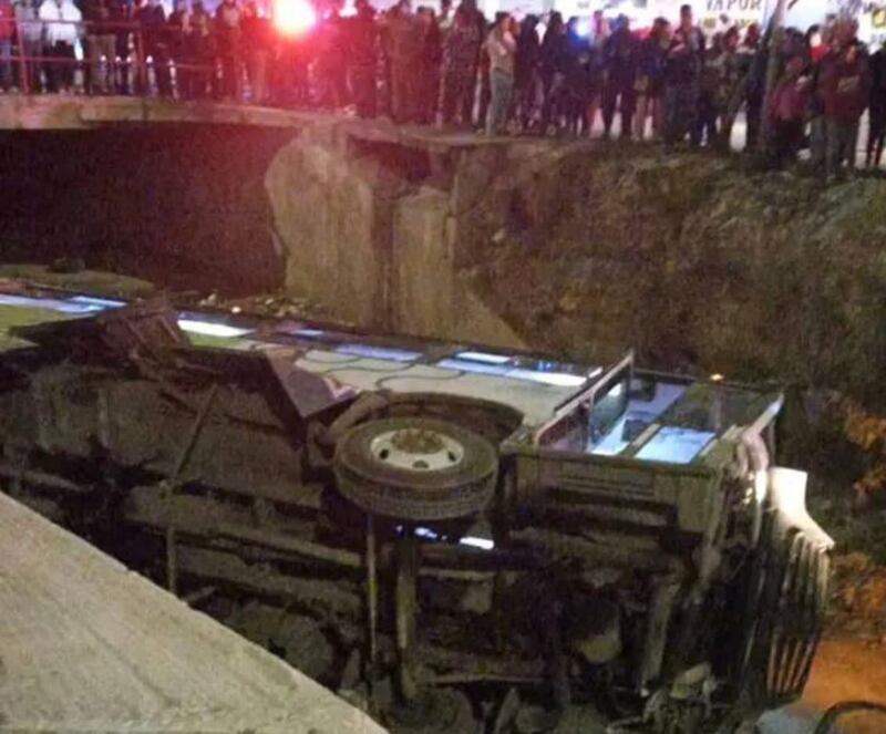 Fueron más de 20 pasajeros heridos a consecuencia de la caída del autobús dentro del canalón.