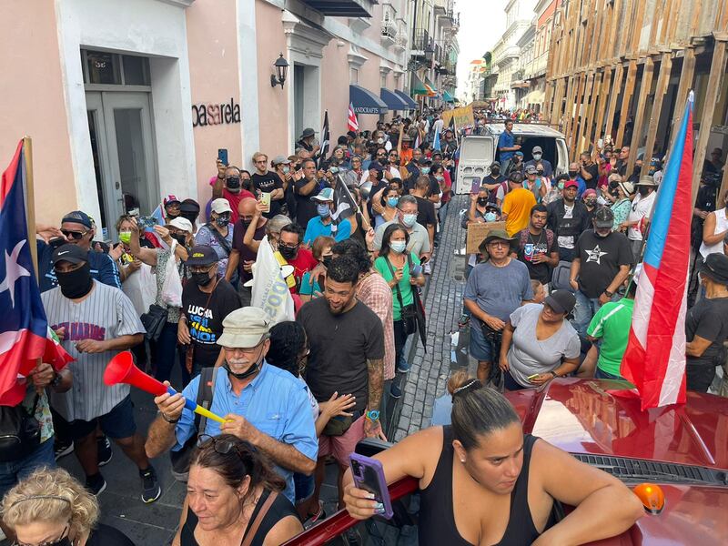 Manifestantes llegan hasta La Fortaleza para protestar contra LUMA Energy.