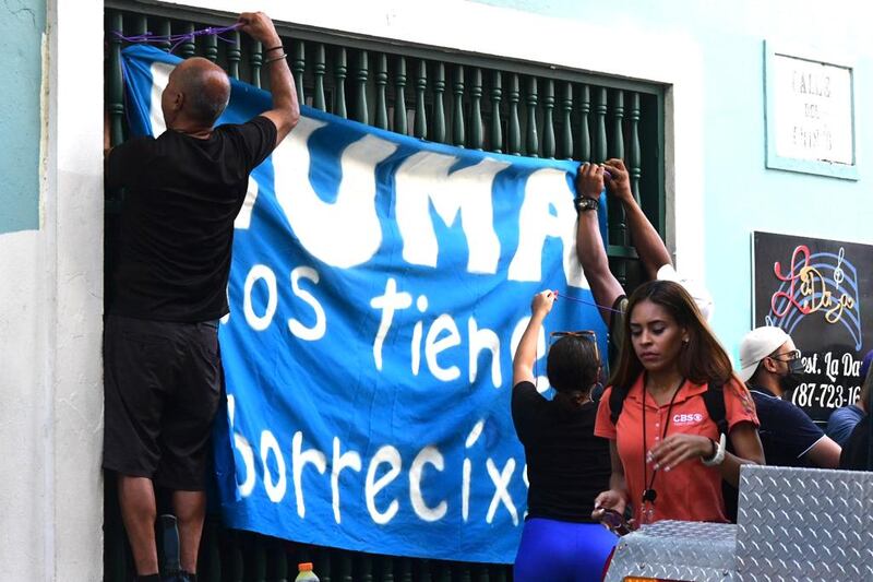 Manifestantes llegan hasta La Fortaleza para pedir la cancelación del contrato de LUMA.