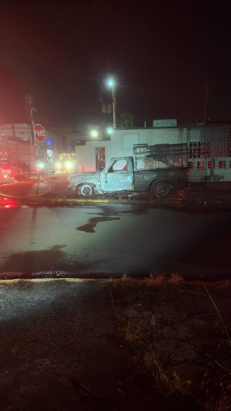 Mujer quema camioneta de su vecina en San Juan.