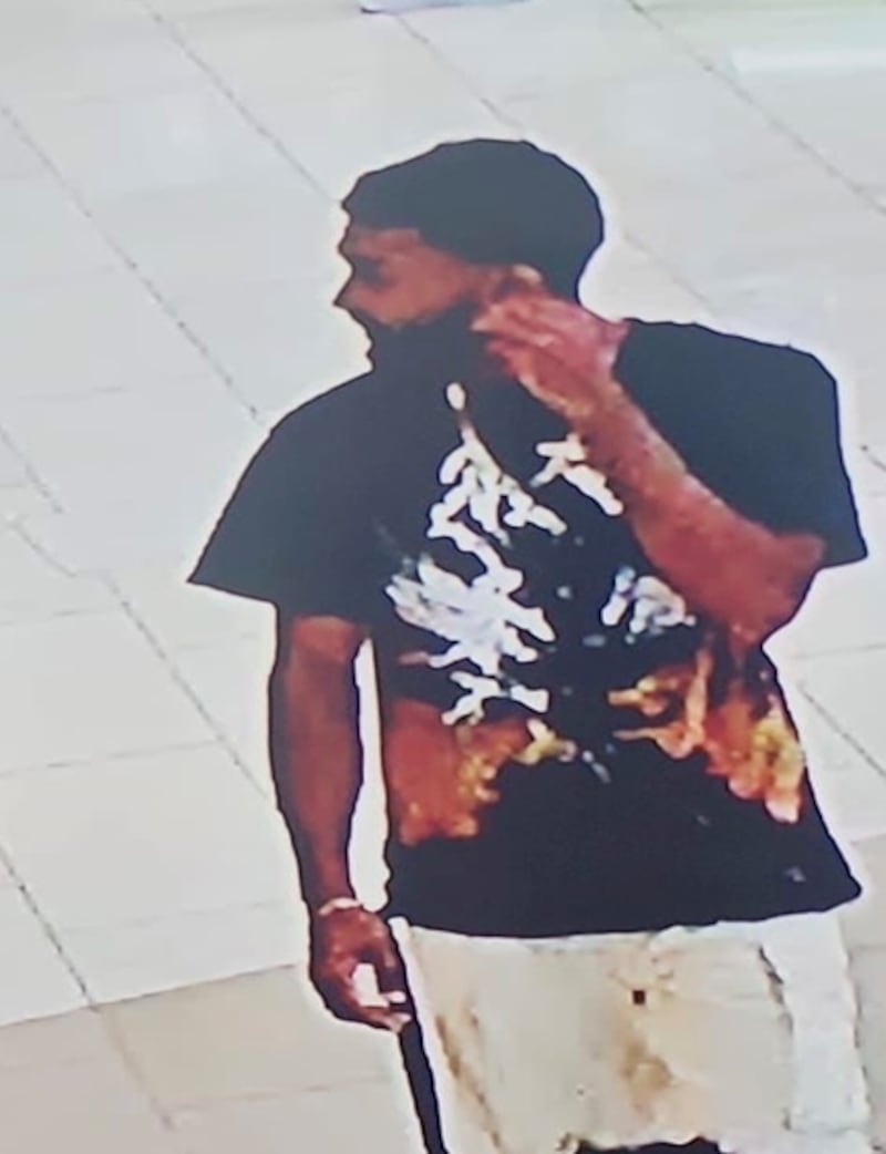 Buscan a este hombre por robo en centro comercial de San Juan.