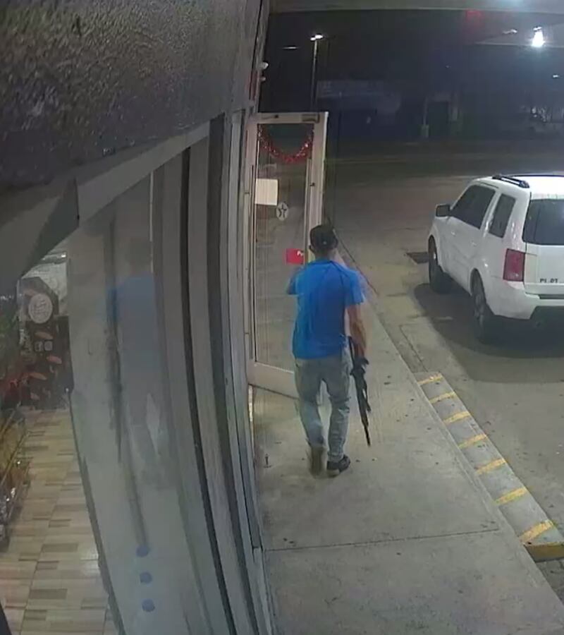 Sujeto apunta con un arma a empleada de gasolinera.