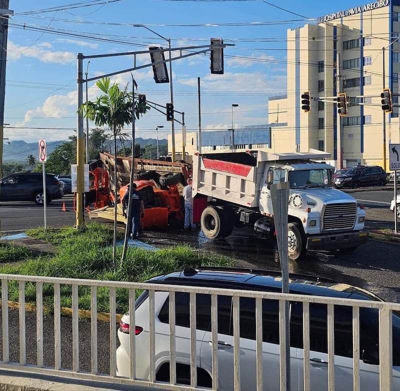 Uniformada reporta accidente con camión volcado en Arecibo.