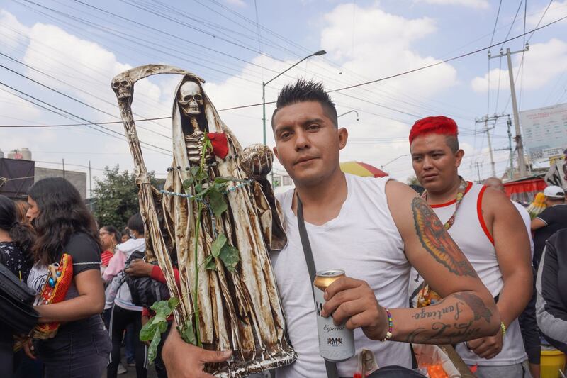 Cientos de personas se congregaron para celebrar a la Santa Muerte en su altar de Alfareria Tepito.