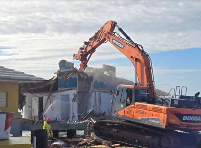 Demolición del Centro Vacacional de Arroyo.