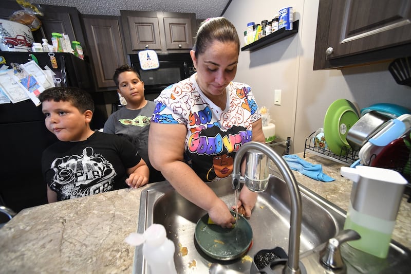 Casa móvil donde vive Jahaira Vélez con sus hijos en un "moving home park" en la ciudad de Haines City en Florida, EE.UU.