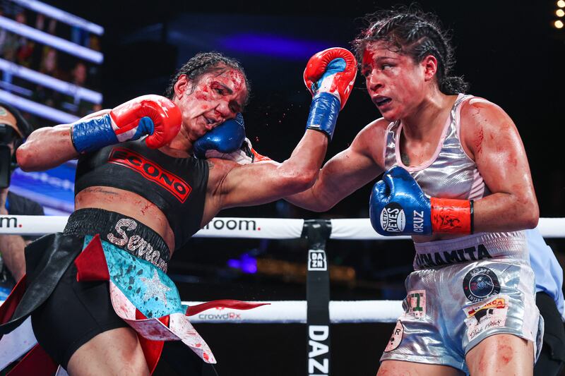 4 de febrero de 2023; Nueva York, Nueva York, EE. UU.; Amanda Serrano y Erika Cruz durante su pelea por el Campeonato Mundial Indiscutible de Peso Pluma en el Teatro Hulu en el Madison Square Garden en Nueva York, Nueva York. Crédito obligatorio: Ed Mulholland/Matchroom.