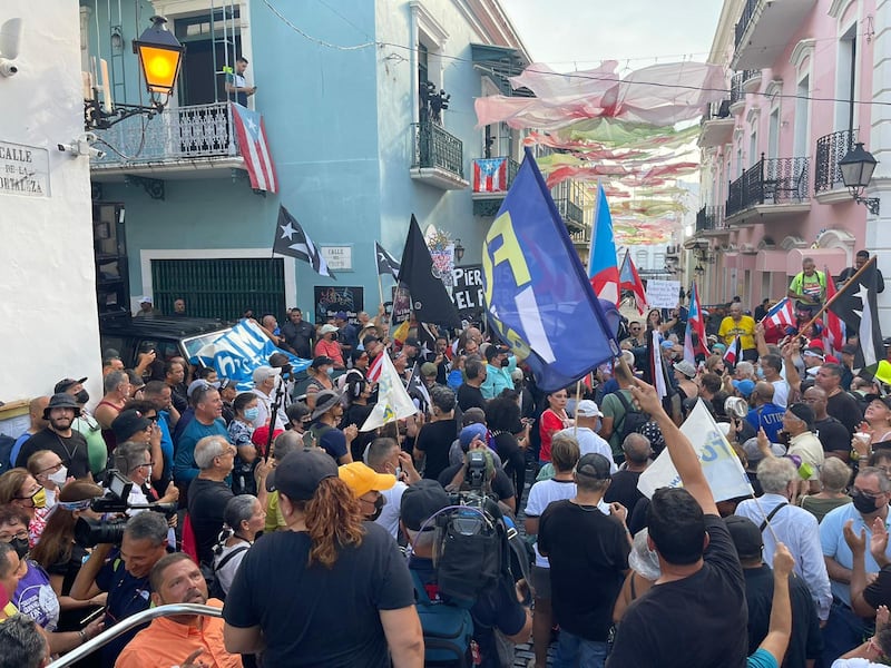 Manifestantes llegan hasta La Fortaleza para protestar contra LUMA Energy.