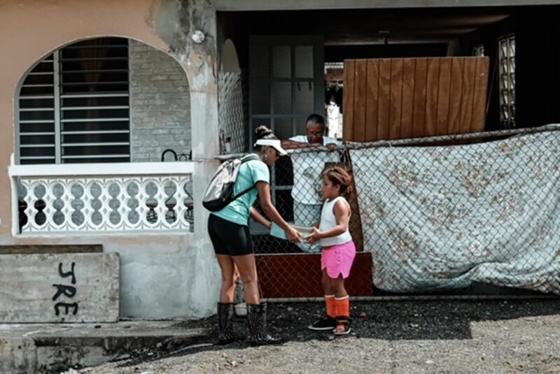 Entregan decenas de botas protectoras para niños en Loíza (Fotos: Joshua Betancourt)