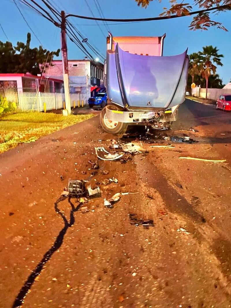 Accidente entre un camión y una guagua Jeep en Toa Alta.