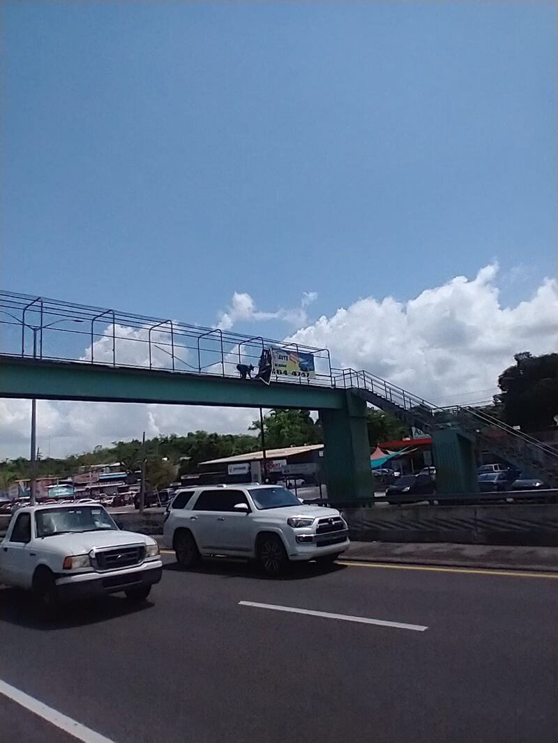 La secretaria del DTOP, la ingeniera Eileen Vélez Vega, sostuvo que el vehículo visto con un cartel del gobernador, Pedro Pierluisi, fue utilizado para funciones oficiales.