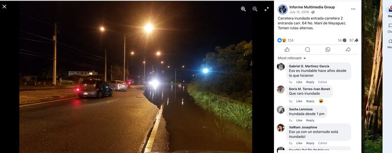 Usuarios de la red social Facebook comentan sobre una inundación en la PR-64 en 2009. Algunos comentarios leen lo siguiente: Eso es inundable hace años desde lo que hicieron, qué raro inundado, inundada desde 1:00 p.m., eso ya con un estornudo está inundado.