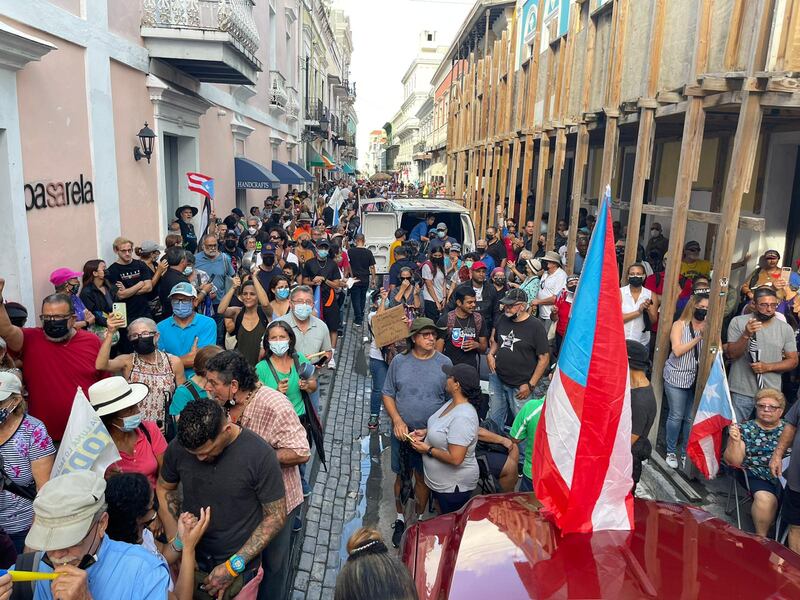 Manifestantes llegan hasta La Fortaleza para protestar contra LUMA Energy.