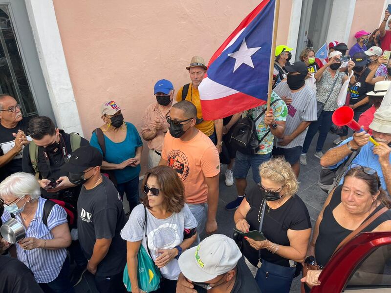 Manifestantes llegan hasta La Fortaleza para protestar contra LUMA Energy.