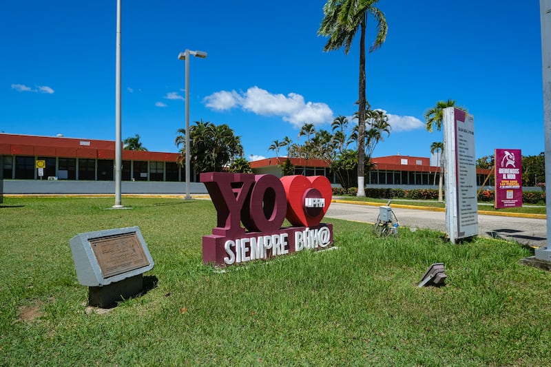 Una pieza en el patio lee "Yo corazón (amo) UPR Humacao. Siempre Búho".