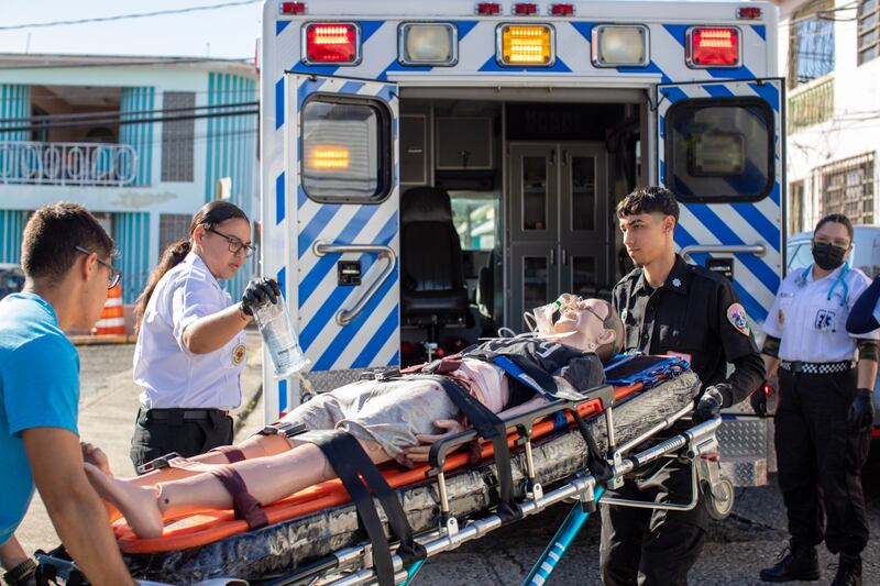 Estudiantes de Atenas College en simulacro de pacientes heridos.