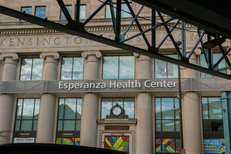 La sede de Kensington del Esperanza Health Center está junto a la estación de Allegheny, cerca del mayor mercado de drogas al aire libre de la ciudad.