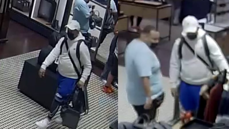 Autoridades buscan a estos dos hombres por robar en tienda de centro comercial en Barceloneta