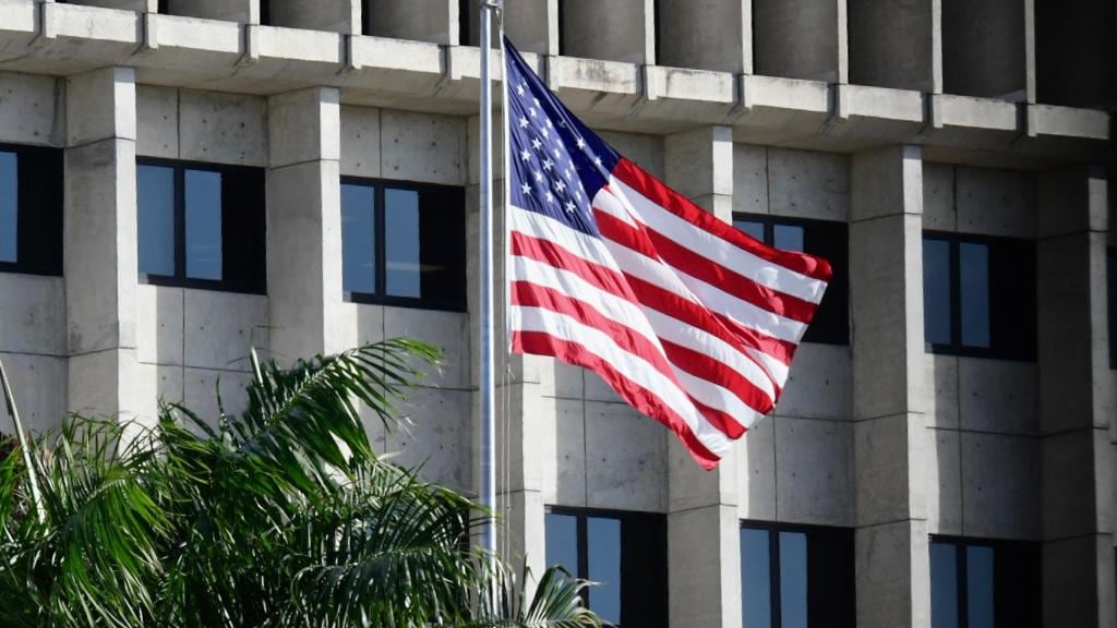 Bandera de los Estados Unidos ondea en el Tribunal Federal en Hato Rey.