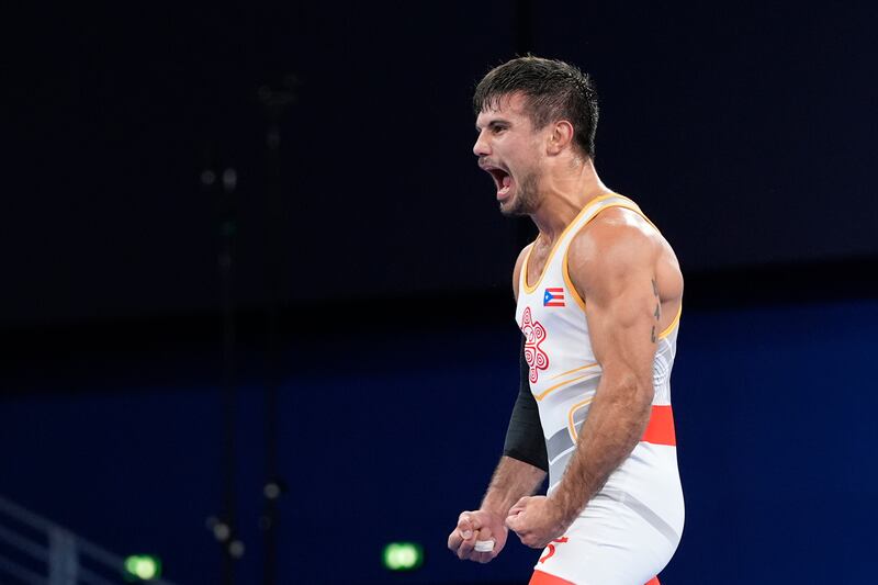 El puertorriqueño Sebastián Rivera celebra después de derrotar a Tumur Ochir Tulga de Mongolia en su combate por la medalla de bronce en la categoría libre masculina de 65 kg en la Arena Champ-de-Mars, durante los Juegos Olímpicos de Verano de 2024, el domingo 11 de agosto de 2024, en París, Francia. (Foto AP/Eugene Hoshiko)