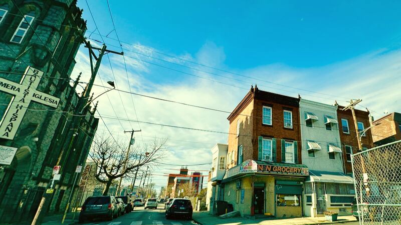 En los barrios de Fairhill y Kensington, las esquinas están llenas de colmados, también llamados bodegas.