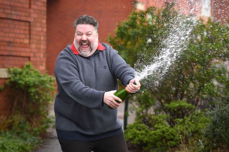 Dion Davies celebra su premio (Foto: Prensa local)