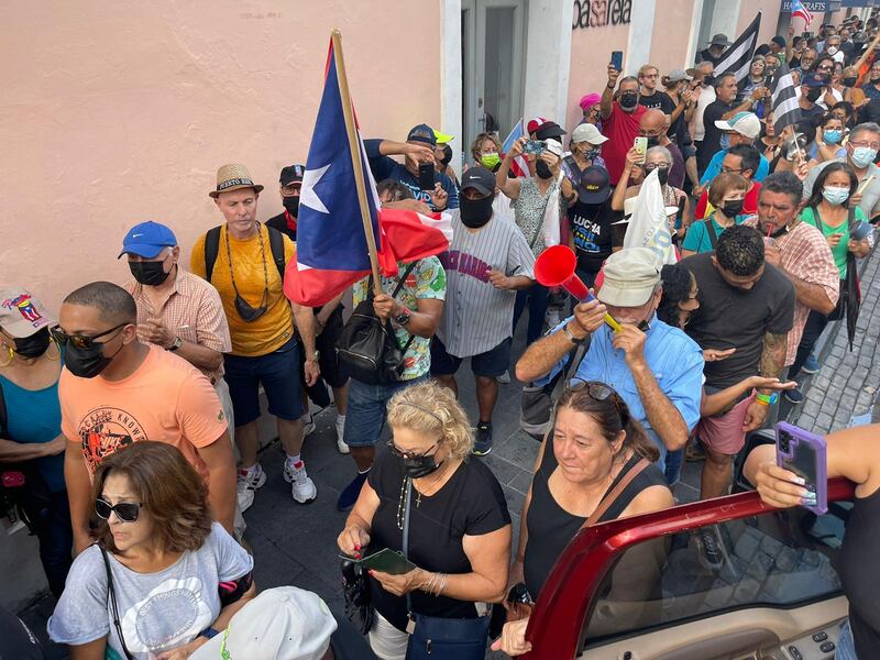 Manifestantes llegan hasta La Fortaleza para protestar contra LUMA Energy.