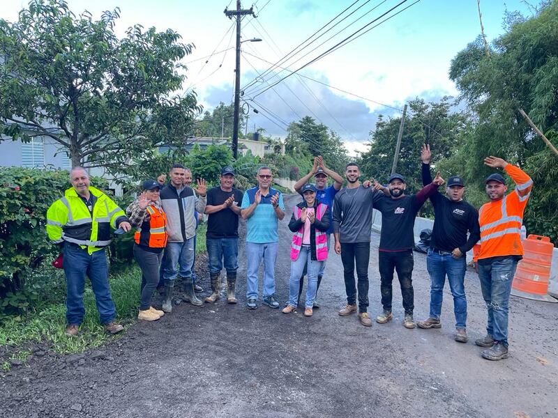 Trabajaron durante la noche y la madrugada para poder abrir el paso por la PR 155