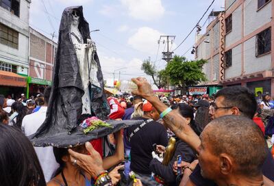 Cientos de personas se congregaron para celebrar a la Santa Muerte en su altar de Alfareria Tepito.