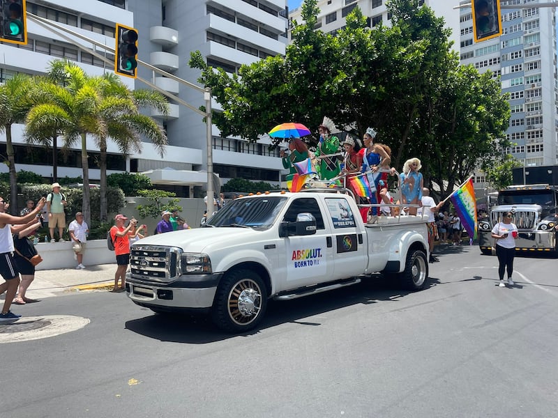 Miss Cabo Rojo participa de la parada PRIDE