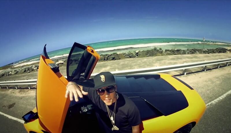 Auto de Daddy Yankee en un video musical