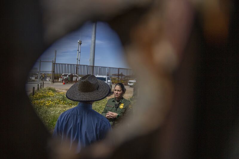 TIJUANA BAJA CALIFORNIA, 06ABRILMARZO2023.- Después de tres años del cierre del parque Binacional, durante esta tarde activistas del Parque de la Amistad se reunieron en el muro fronterizo para convivir. El reverendo Jhon Fanestil realizó una ceremonia religiosa en la que en ambos lados del muro compartieron la común. El activista y fundador, Daniel Watman también estuvo presente en el lugar plantando una flor en el jardín del parque y haciendo limpieza. Ambos expresaron la desaprobación ante el nuevo proyecto del gobierno Estadounidense de levantar un muro de 30 pies, que evitará la visibilidad entre ambos países. Agentes de la patrulla fronteriza estuvieron en el lugar y les pidieron “amablemente” a los activistas retirarse del lugar, a lo que ellos se negaron. FOTO: OMAR MARTÍNEZ/ CUARTOSCURO.COM