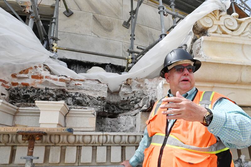 El Ingeniero Jose Izquierdo muestra parte del problema y los arreglos que estos estan haciendo a la cupula exterior del Capitolio