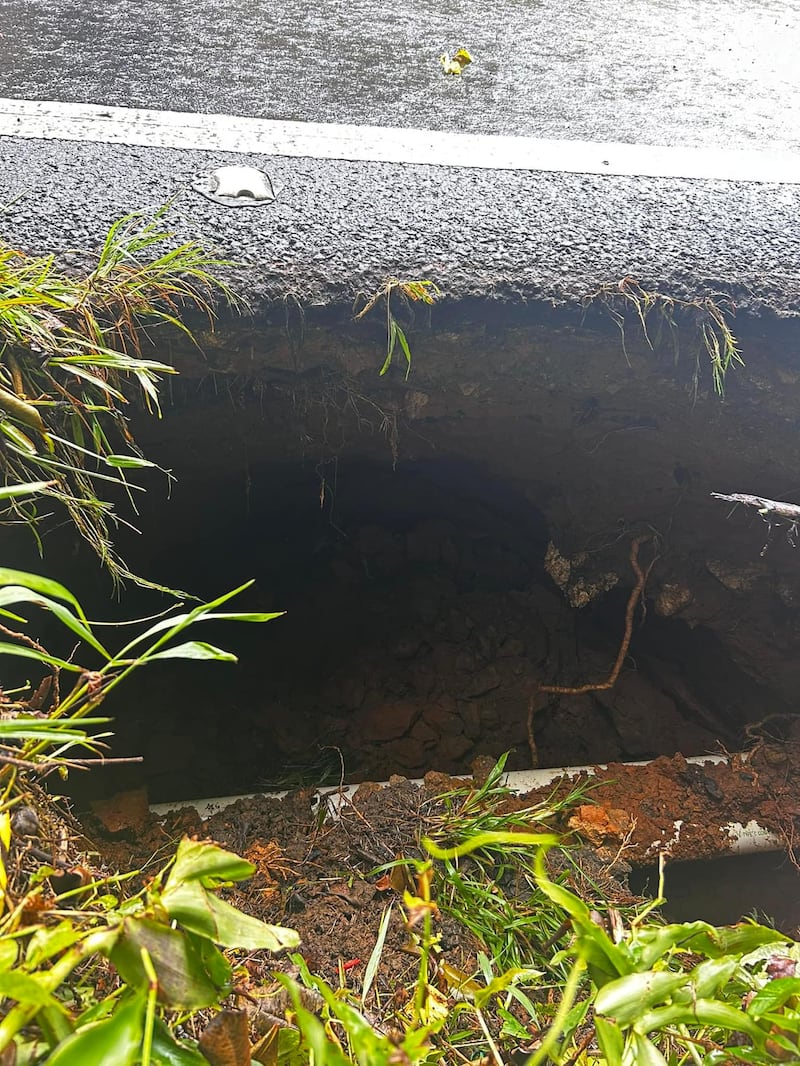 Socavón debido a lluvias en Quebradillas