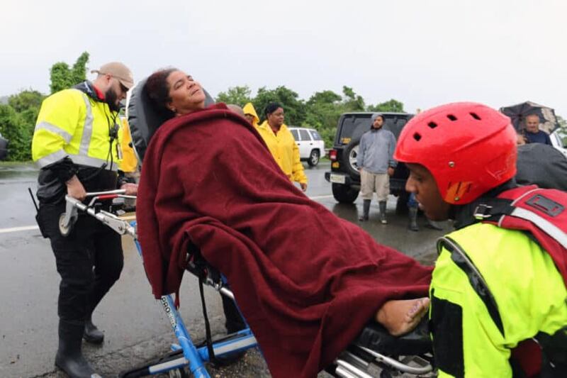 Personal de rescate asistió a Carmen García en Loíza, Puerto Rico.