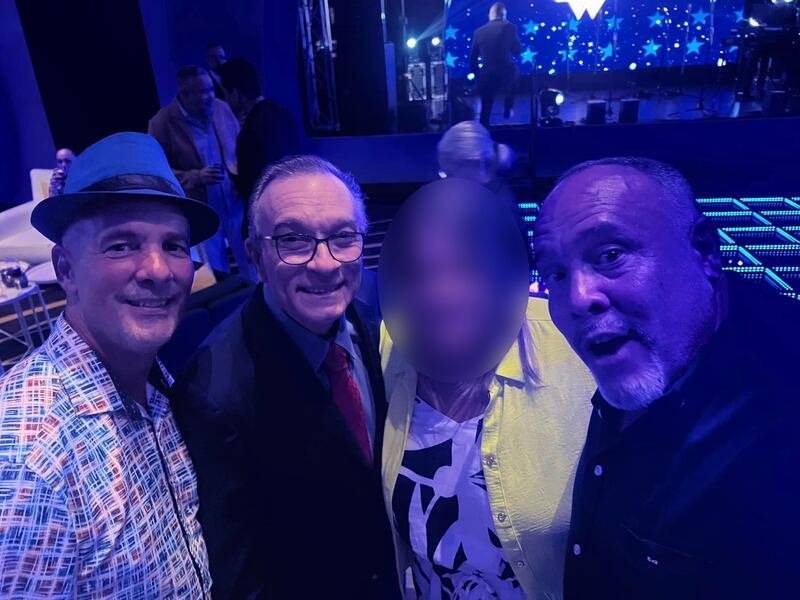 Los hermanos Ángel y Carlos Abreu Valentín, en los extremos, compartieron una foto con el director del PNP en la Región de San Juan, Ángel Cintrón, segundo desde la izquierda, en la fiesta.