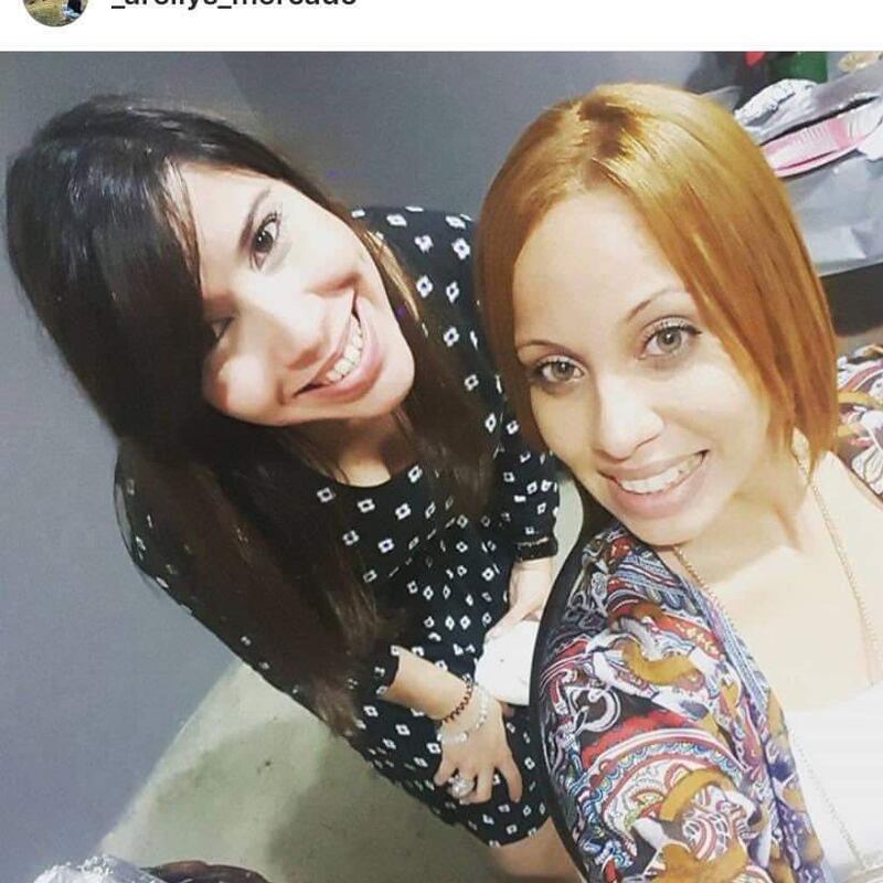 Arellys Mercado Ríos junto a su hermana Carla Espada Ríos